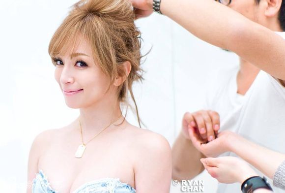 近日，滨崎步好友摄影师曝光一组为《ViVi》杂志拍摄的花絮照。滨崎步长发蓬松，抹胸裙露性感酥胸。