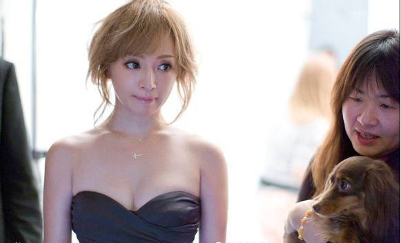 近日，滨崎步好友摄影师曝光一组为《ViVi》杂志拍摄的花絮照。滨崎步长发蓬松，抹胸裙露性感酥胸。