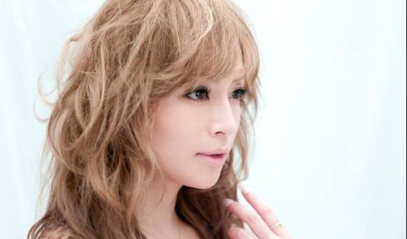 近日，滨崎步好友摄影师曝光一组为《ViVi》杂志拍摄的花絮照。滨崎步长发蓬松，抹胸裙露性感酥胸。