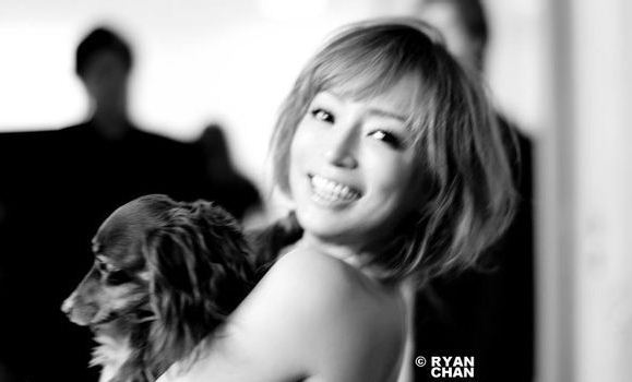 近日，滨崎步好友摄影师曝光一组为《ViVi》杂志拍摄的花絮照。滨崎步长发蓬松，抹胸裙露性感酥胸。