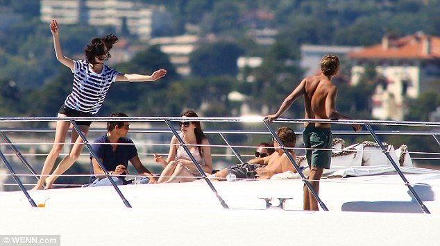 莱昂纳多1男勾5女 开豪华游艇出海作乐