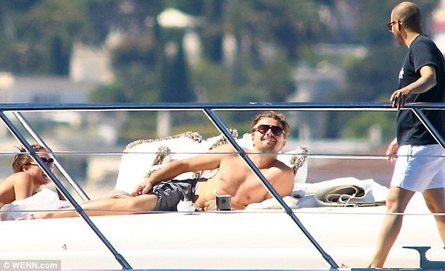 莱昂纳多1男勾5女 开豪华游艇出海作乐