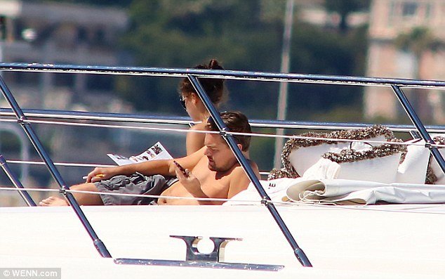 莱昂纳多1男勾5女 开豪华游艇出海作乐