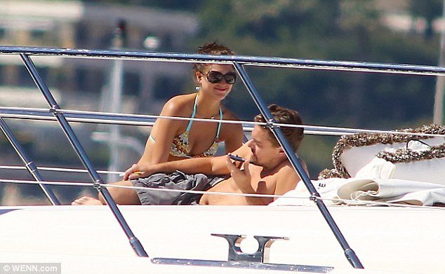 莱昂纳多1男勾5女 开豪华游艇出海作乐