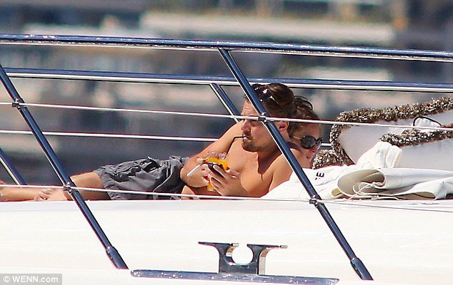 莱昂纳多1男勾5女 开豪华游艇出海作乐