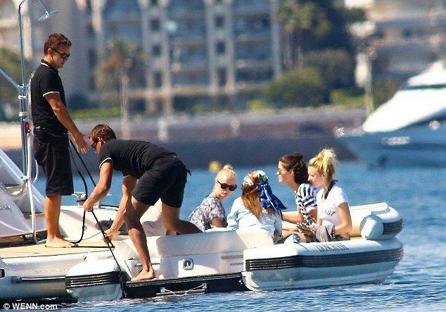 莱昂纳多1男勾5女 开豪华游艇出海作乐