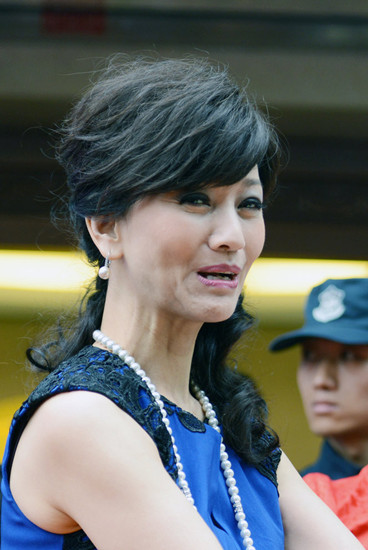 “白娘子”一现身就引起了轰动，这么多年依旧风华绝代、优雅大气的她，引起了数千人围观，但仔细观察可以发现雅芝姐眼角已经有了细纹，不禁让人感叹岁月不饶人。