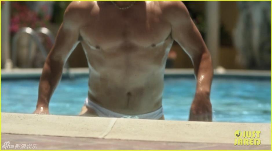 HBO《烛台背后》爆最新剧照。马特达蒙身着泳裤，大秀性感壮硕身材，和迈克尔-道格拉斯大演同性激情戏。