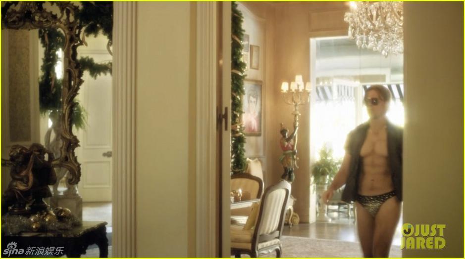 HBO《烛台背后》爆最新剧照。马特达蒙身着泳裤，大秀性感壮硕身材，和迈克尔-道格拉斯大演同性激情戏。