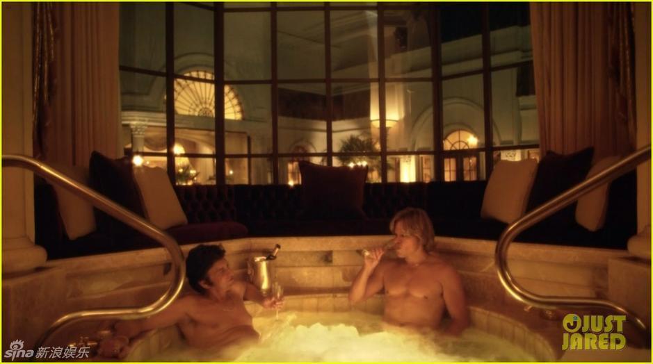 HBO《烛台背后》爆最新剧照。马特达蒙身着泳裤，大秀性感壮硕身材，和迈克尔-道格拉斯大演同性激情戏。