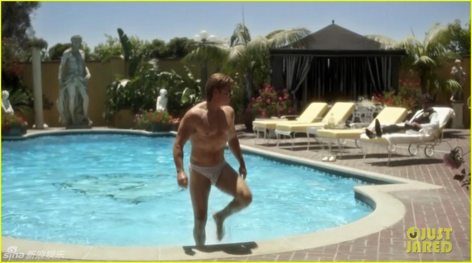 HBO《烛台背后》爆最新剧照。马特达蒙身着泳裤，大秀性感壮硕身材，和迈克尔-道格拉斯大演同性激情戏。