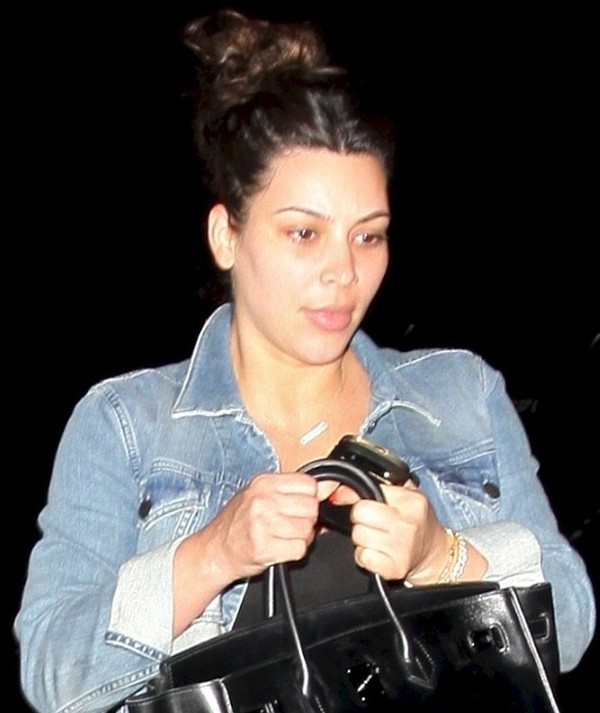 金·卡戴珊素颜上阵 脚踩平底鞋难掩浮肿双脚