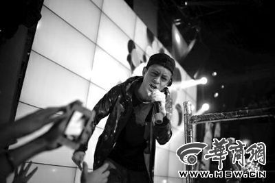 陈冠希现场激情献唱。