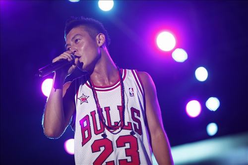 热播音乐季昔日巨星 大咖陈冠希身穿乔丹战衣献唱