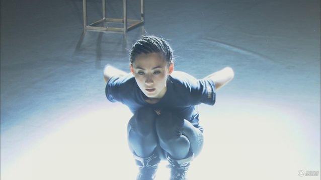 张柏芝练舞突发意外导致腰伤复发 双手扶腰眼含泪光