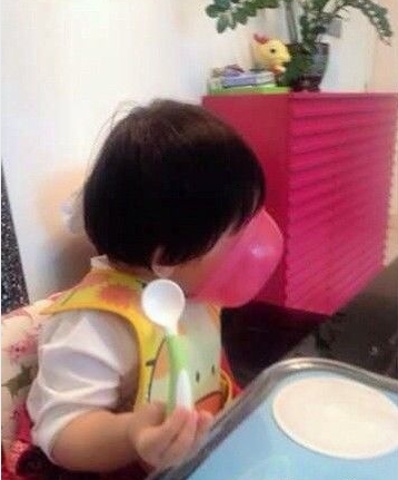 李念女儿萌照 22亿阔太奢华生活揭秘