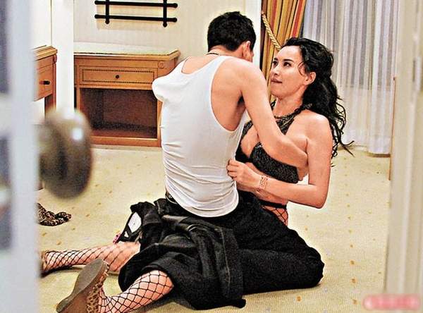 劲爆床戏！揭献身上位女星