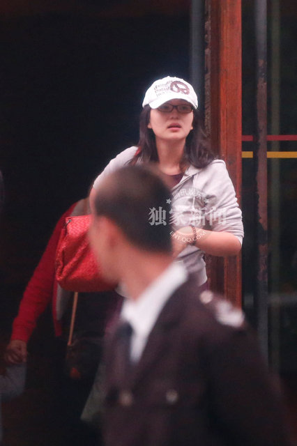 陈好生二胎后首度携女现身