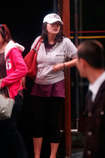 陈好生二胎后首度携女现身