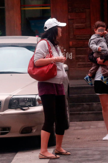 陈好生二胎后首度携女现身