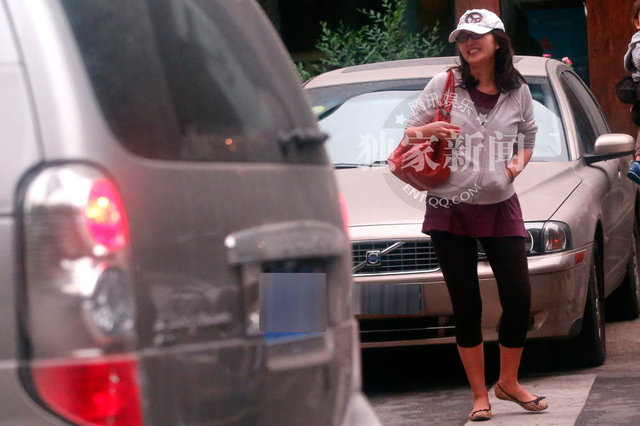 陈好生二胎后首度携女现身