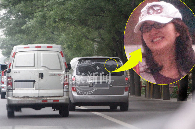 陈好生二胎后首度携女现身