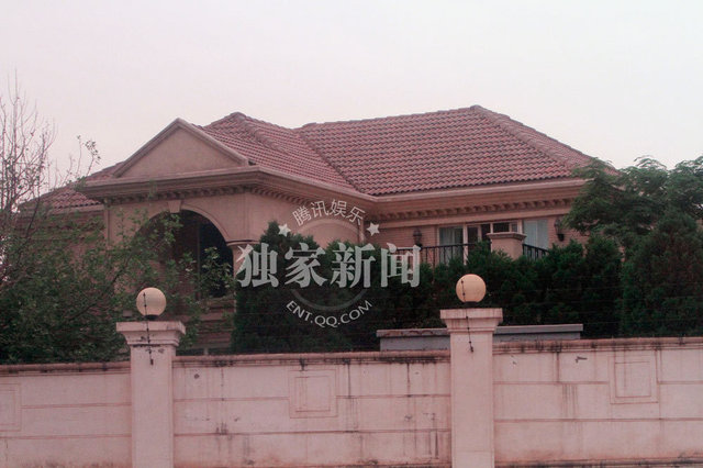 陈好生二胎后首度携女现身