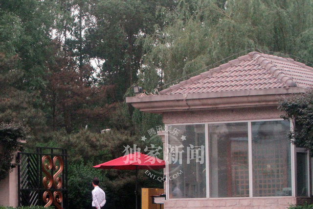 陈好生二胎后首度携女现身