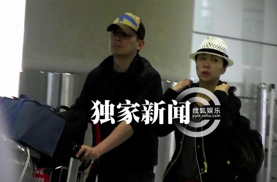 保剑锋与妻子回京 一路甘当行李工