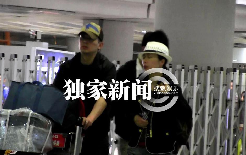 保剑锋与妻子回京 一路甘当行李工