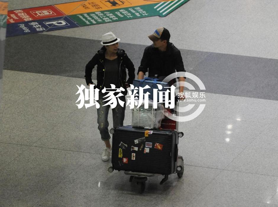 保剑锋与妻子回京 一路甘当行李工