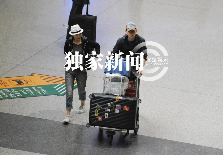 保剑锋与妻子回京 一路甘当行李工