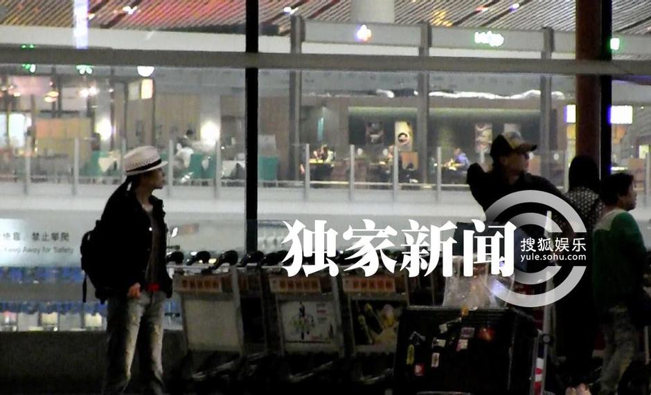 保剑锋与妻子回京 一路甘当行李工