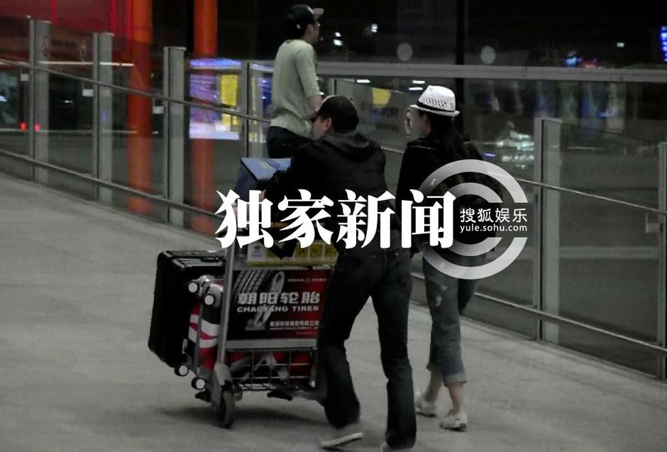 保剑锋与妻子回京 一路甘当行李工