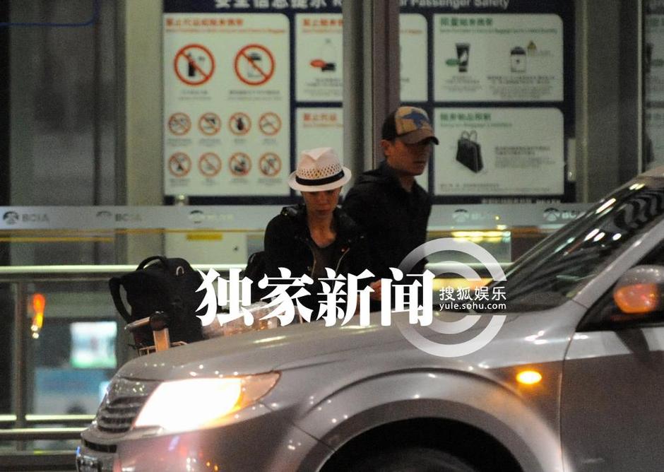 保剑锋与妻子回京 一路甘当行李工