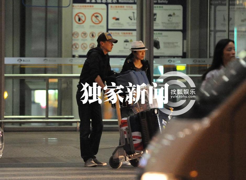 保剑锋与妻子回京 一路甘当行李工