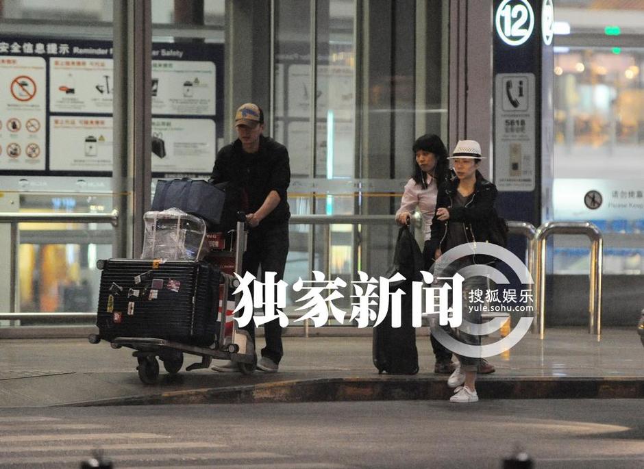 保剑锋与妻子回京 一路甘当行李工