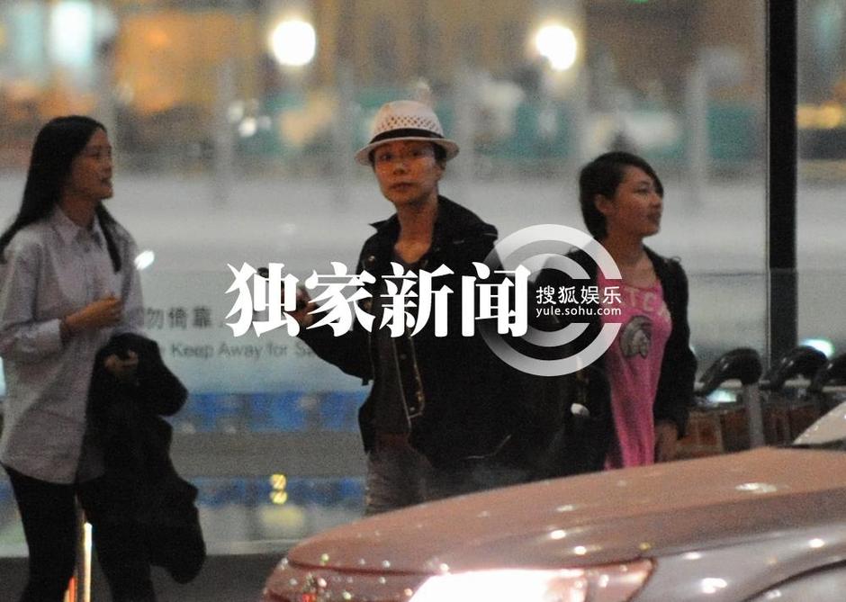 保剑锋与妻子回京 一路甘当行李工 保剑锋与妻子回京 一路甘当行李工