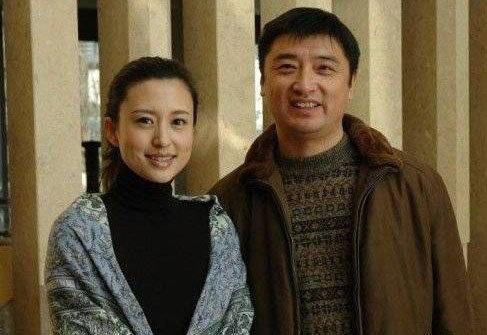 近日，央视主持张蕾被曝与50多岁铁矿大亨王吉财完婚，而媒人正是毕福剑。