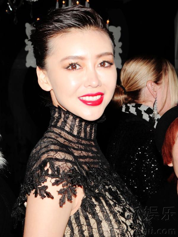 巩新亮透视装亮相品牌活动 复古造型冷艳性感