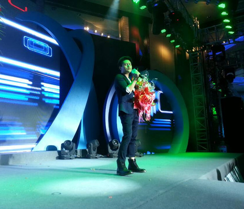 歌手顾峰演出现场 全场合唱遭疯狂女粉丝强吻 歌手顾峰演出现场 全场合唱遭疯狂女粉丝强吻