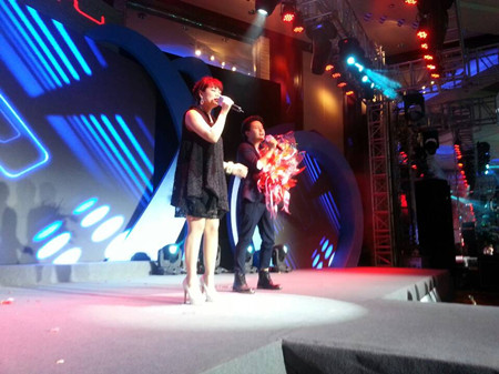 歌手顾峰演出现场 全场合唱遭疯狂女粉丝强吻 歌手顾峰演出现场 全场合唱遭疯狂女粉丝强吻