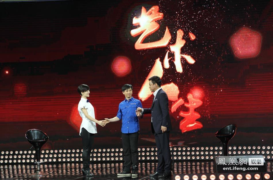  谢娜、朱军在录制现场。 