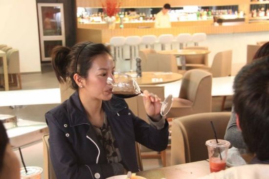 赵薇素颜亮相庆功宴 举杯豪饮粉碎怀孕传闻