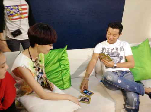 罗中旭和郁可唯用选票卡打“扑克”