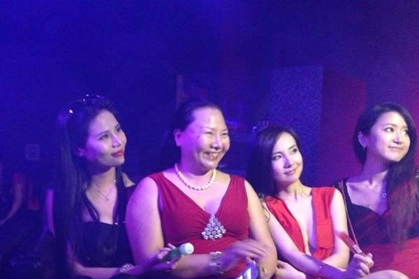 干露露与新加坡阔男接吻5秒获利39000元