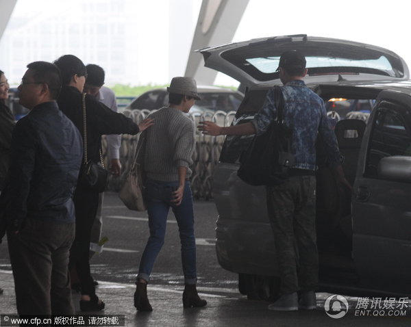董洁利落短发亮相