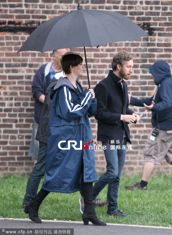 安妮·海瑟薇与男子拉手不惧老公吃醋 毫不在意女神形象