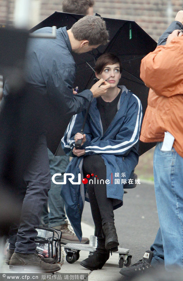 安妮·海瑟薇与男子拉手不惧老公吃醋 毫不在意女神形象