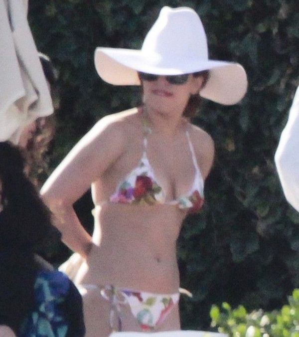 Lady Gaga深居简出后首露面 穿比基尼肥肚腩不变
